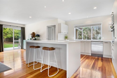 Kiwi lifestyle at home quiet, spacious on 1ha of land