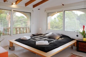 3 slaapkamers, een strijkplank/strijkijzer, wifi, beddengoed