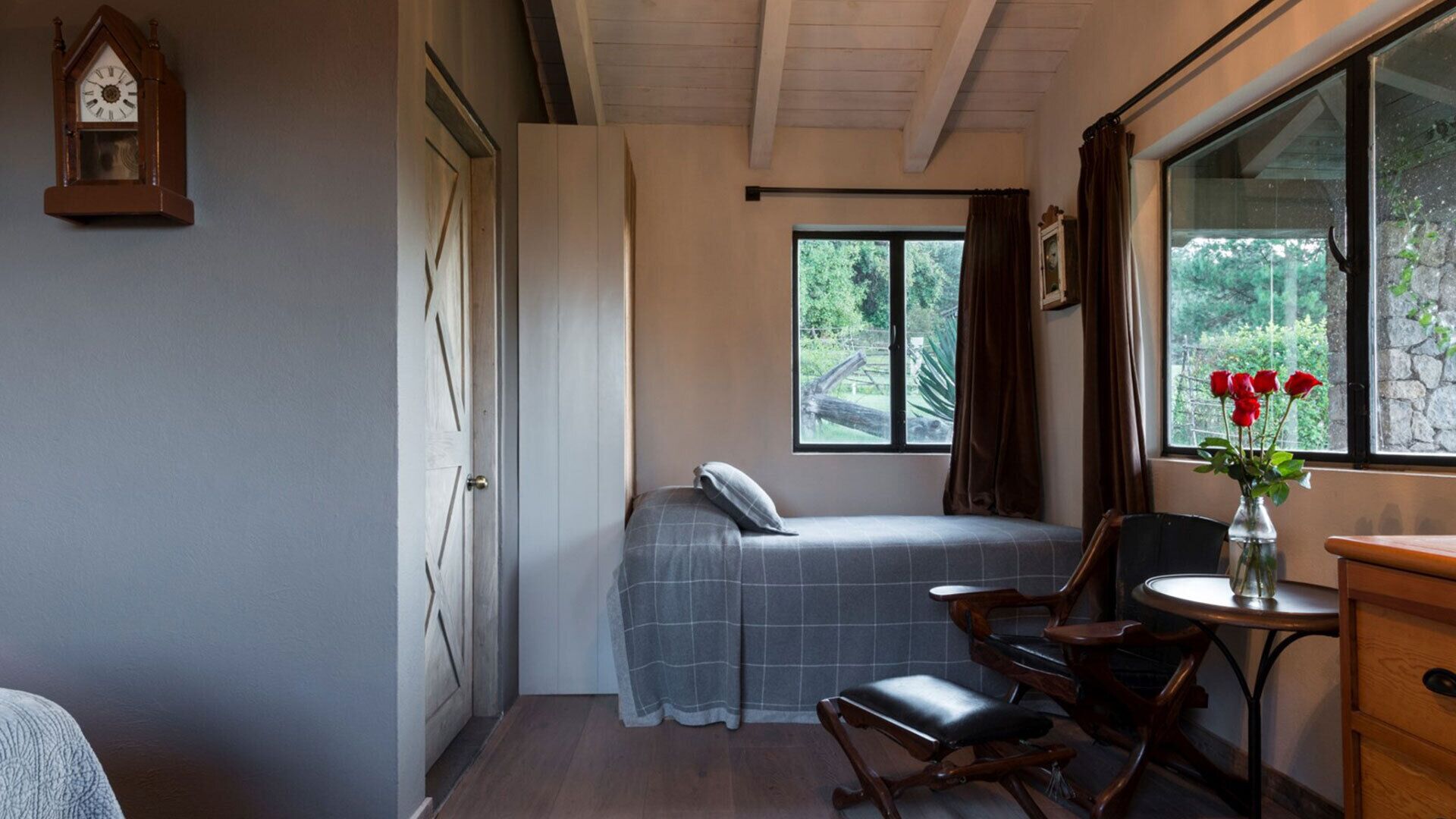 Splendid and elegant country cottage in the middle of a forest