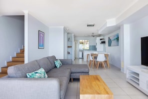 TV, DVD player - Villa Seascapes (Coolum)