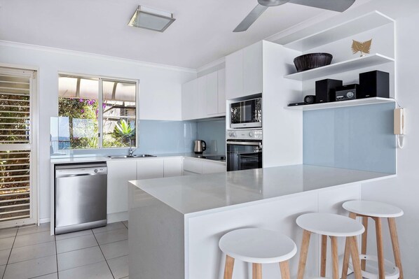 Fridge, microwave, oven, cookware/dishes/utensils - Villa Seascapes (Coolum)