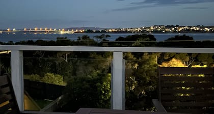 BEACHFRONT Bliss- Supers vue sur l'eau Ă partir de 2 ponts!