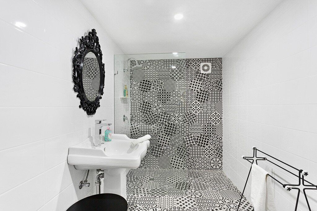 シャワー、ヘアドライヤー、石鹸、トイレットペーパー