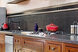 Kühlschrank, Mikrowelle, Herdplatte, Geschirrspüler