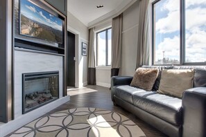 Televisión, chimenea y oficina 