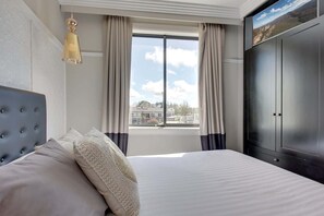 2 slaapkamers, een bureau, een strijkplank/strijkijzer, wifi