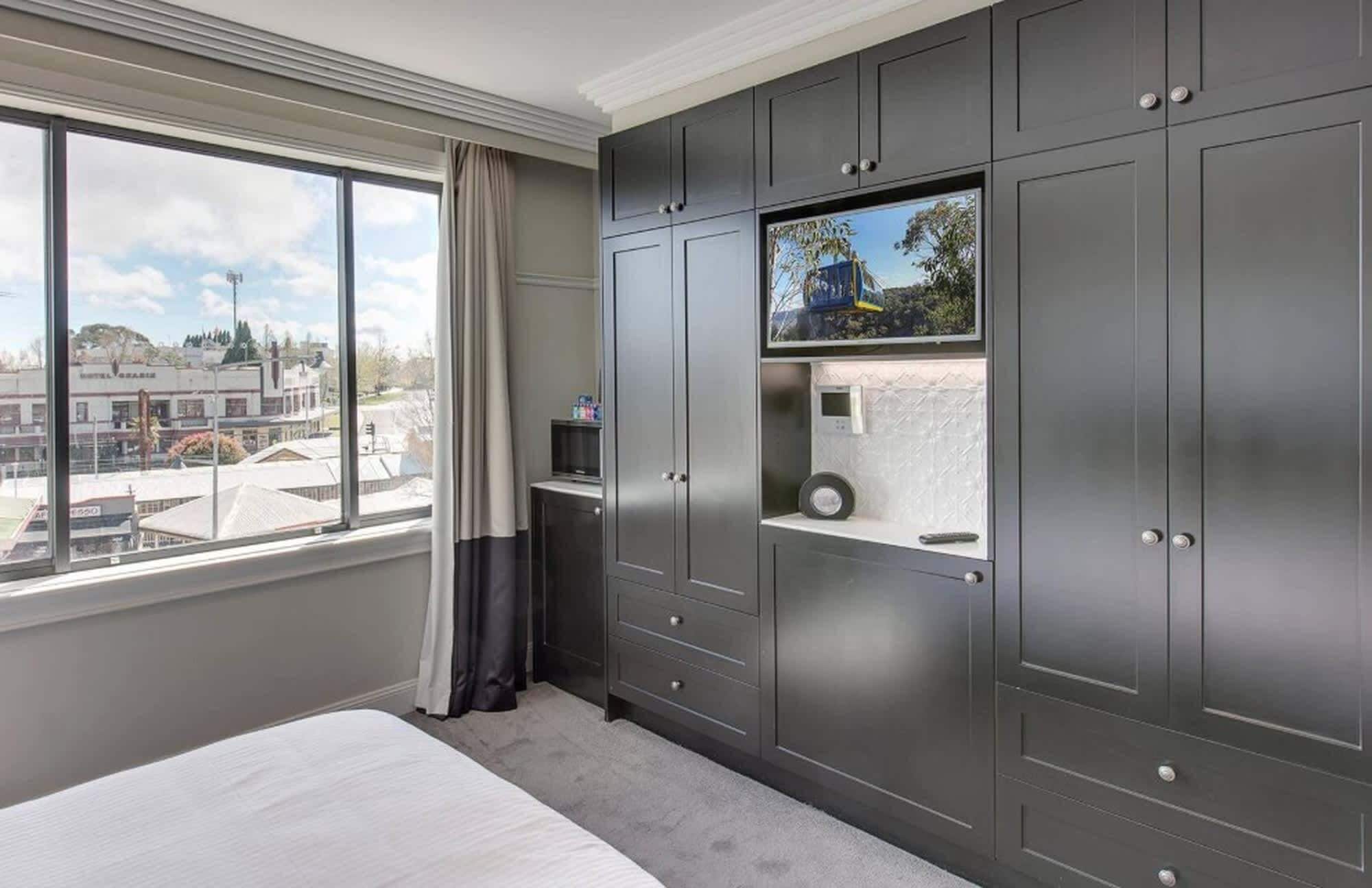 2 bedrooms, desk, iron/ironing board, bed sheets