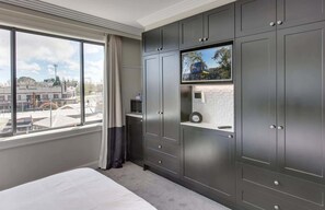 2 habitaciones, escritorio, tabla de planchar con plancha y wifi 