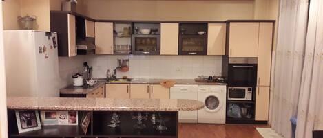 Køleskab, mikrobølgeovn, ovn, kogeplade