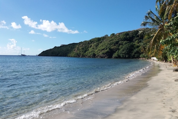 Una spiaggia nelle vicinanze