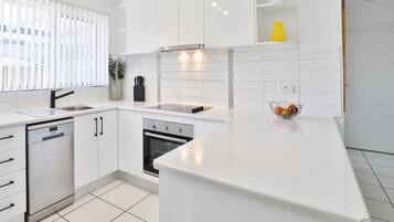 Fridge, oven, stovetop, dishwasher