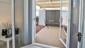 Een modern interieur met een schuifdeur naar een terras.