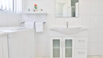 Douche, sĂšche-cheveux