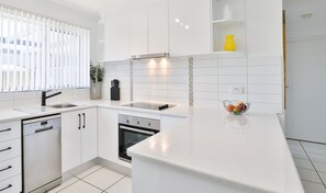 Kühlschrank, Ofen, Herdplatte, Geschirrspüler