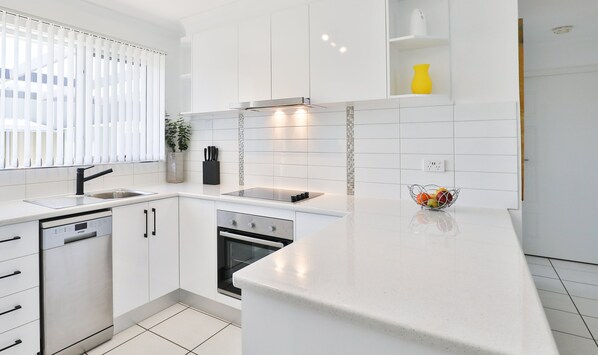 Fridge, oven, stovetop, dishwasher