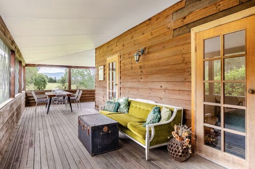 Newly Renovated with aircon throughout! Family, Horse and Dog Friendly Getaway