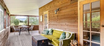 Newly Renovated with aircon throughout! Family, Horse and Dog Friendly Getaway