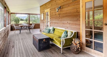 Newly Renovated with aircon throughout! Family, Horse and Dog Friendly Getaway