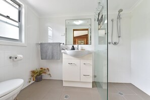 Ensemble douche/baignoire, sèche-cheveux, serviettes fournies, savon