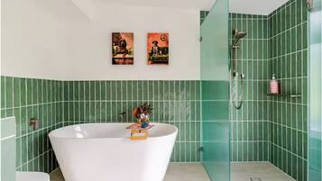 Ensemble douche/baignoire, sĂšche-cheveux, serviettes fournies, savon