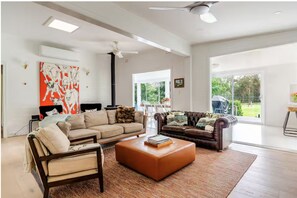 Smart TV, fireplace - Newly Renovated with aircon throughout! Family, Horse and Dog Friendly Getaway (Congewai)