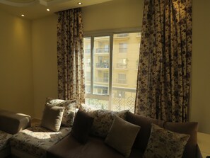 TV - Gazzar inn: Rehab9 Modern apartment with garden view (New Cairo City)