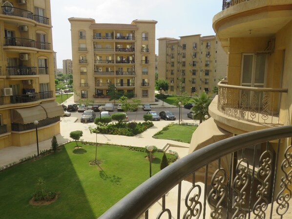 Property grounds - Gazzar inn: Rehab9 Modern apartment with garden view (New Cairo City)