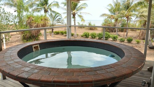 Kibara Beach House-great getaway, spa on front deck overlooking the water