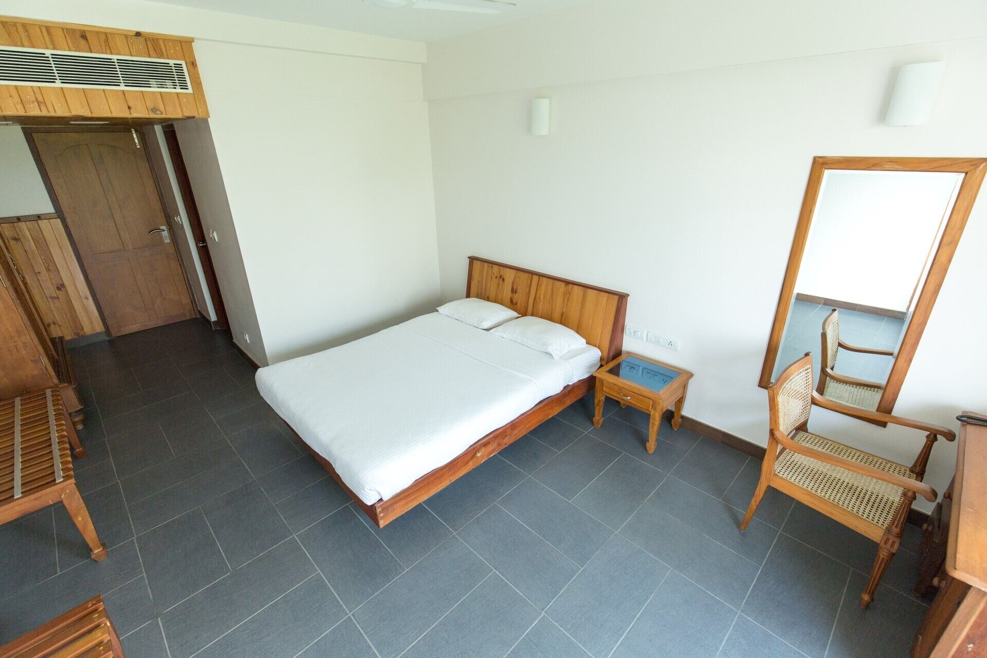 104 DOUBLE ROOM WITH SINGLE COTS
