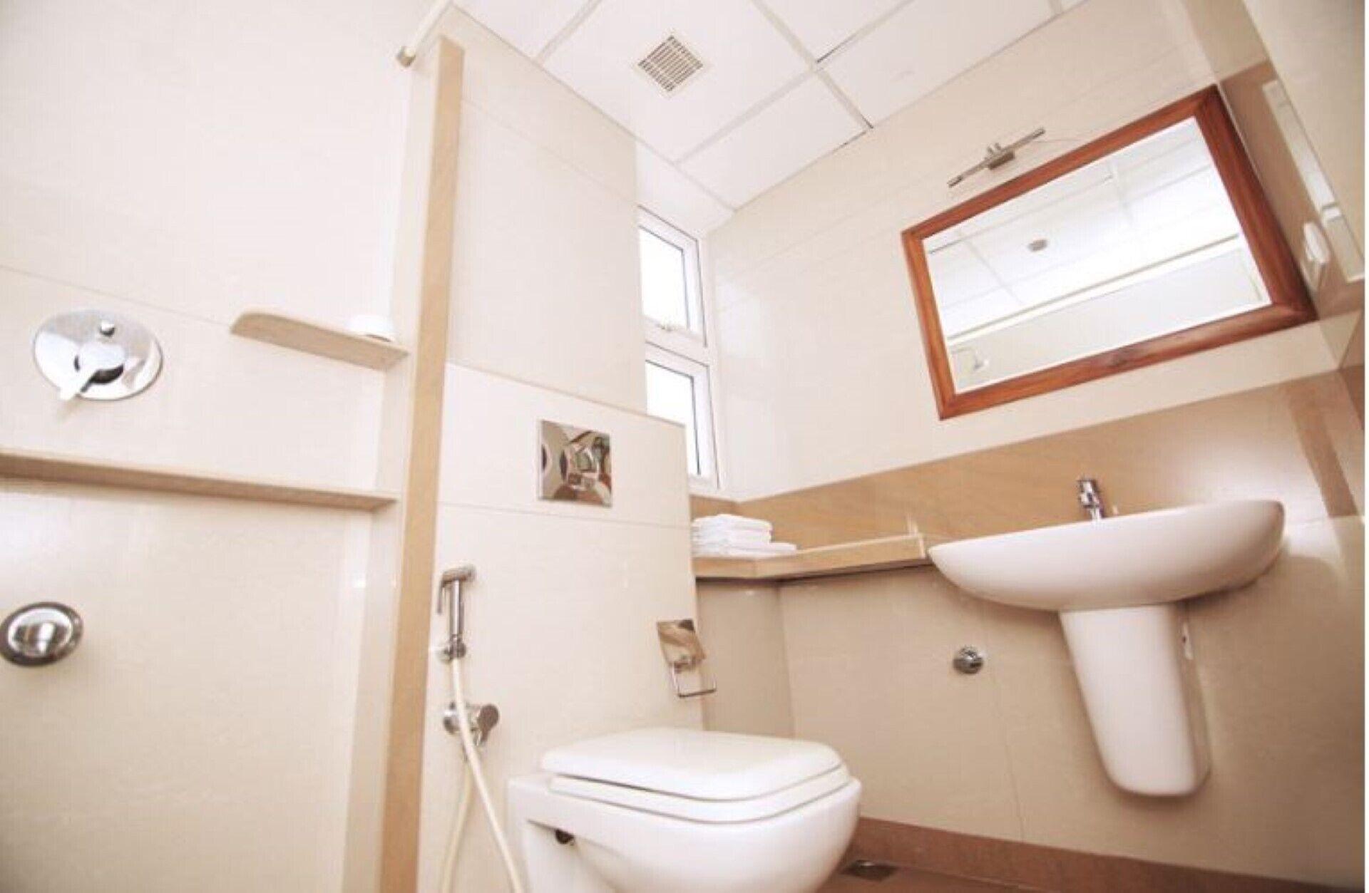 104 DOUBLE ROOM WITH SINGLE COTS