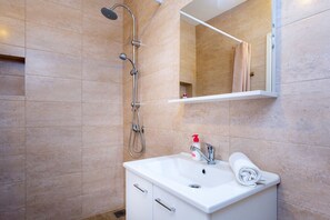 Een douche, een haardroger, handdoeken, zeep