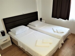 2 chambres, coffres-forts dans les chambres, bureau