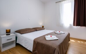 2 quartos, cofres nos quartos, escrivaninha