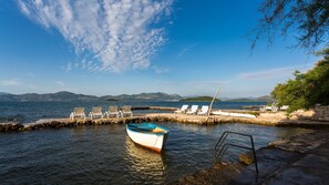 Plage, chaises longues, serviettes de plage