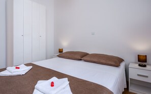 2 chambres, coffres-forts dans les chambres, bureau