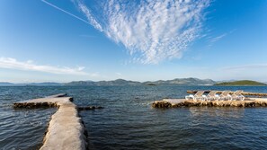 Plage, chaises longues, serviettes de plage