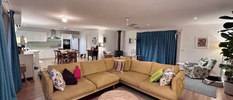 Smart-tv, een open haard, een dvd-speler en boeken