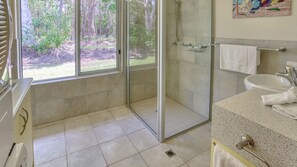 Combined shower/bathtub, free toiletries, hair dryer, towels - Peregian Beach Acres (Peregian Beach)