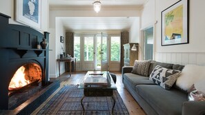 TV, fireplace, DVD player - Botanica - Gorgeous Miner's Cottage (DAYLESFORD)