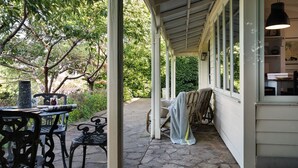 Outdoor dining - Botanica - Gorgeous Miner's Cottage (DAYLESFORD)
