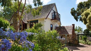 Exterior - Zelman Cottage - Love, Art & Music in Hepburn Springs (HEPBURN SPRINGS)