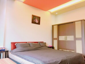 7 bedrooms, iron/ironing board, internet, bed sheets