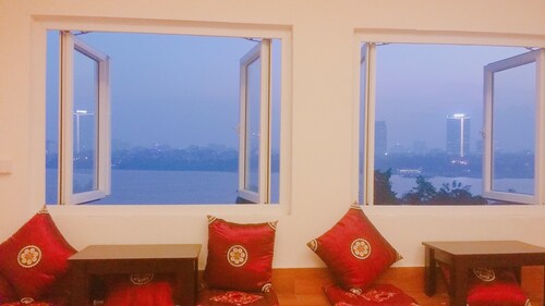 The house is by river, great view, and only 1.8km to the old quarter center!!!