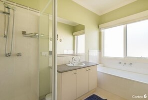 Badewanne, Haartrockner, Handtücher, Seife