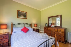 3 slaapkamers, een strijkplank/strijkijzer, gratis wifi, beddengoed