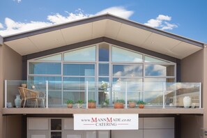 Exterior - First in the Sun. Quiet 1st floor apartment. Fantastic River and Mountain Views (Frankton)