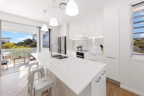 Fridge, microwave, oven, dishwasher - Waves Beach House (Mount Coolum)