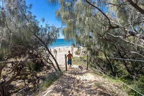 Beach nearby - Waves Beach House (Mount Coolum)