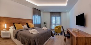 4 bedrooms, in-room safe, desk, iron/ironing board