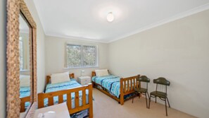 2 bedrooms, iron/ironing board, Internet - Marese 12 - Beachfront Unit (AVOCA BEACH)